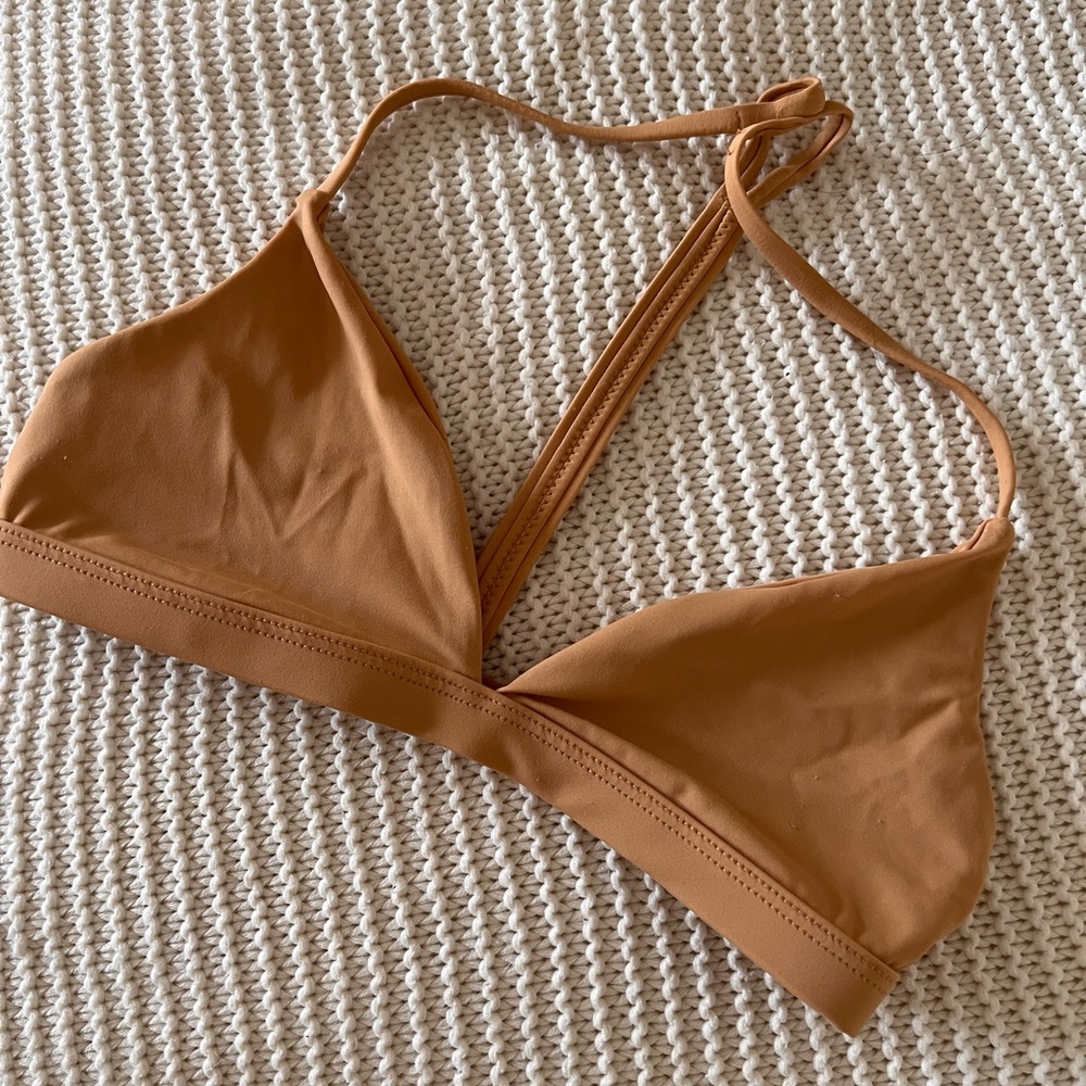 Elle Mer Triangle atop